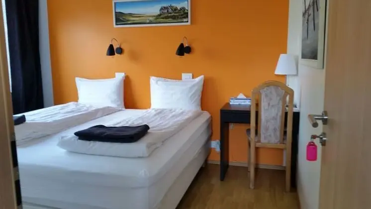 Tek Büyük veya İki Ayrı Yataklı Oda, Ortak Banyo (102)