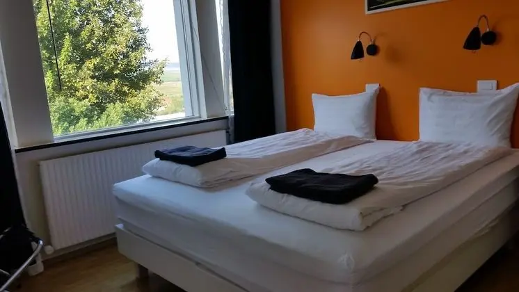 Tek Büyük veya İki Ayrı Yataklı Oda, Ortak Banyo (102)