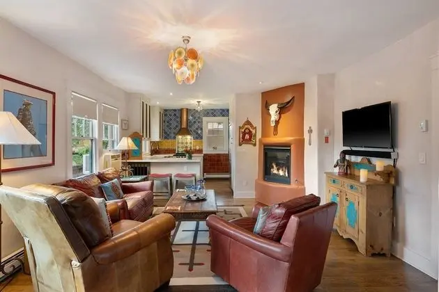 Ev (Laughing Llama - Luxury Home Two Bloc)