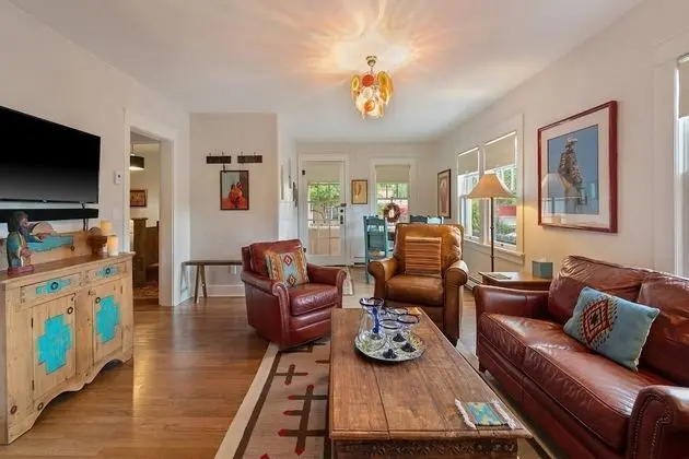 Ev (Laughing Llama - Luxury Home Two Bloc)
