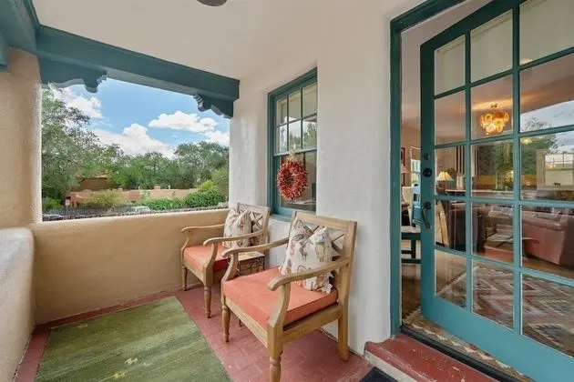 Ev (Laughing Llama - Luxury Home Two Bloc)
