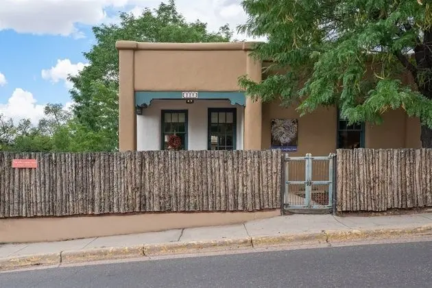 Ev (Laughing Llama - Luxury Home Two Bloc)