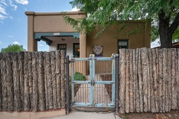 Ev (Laughing Llama - Luxury Home Two Bloc)