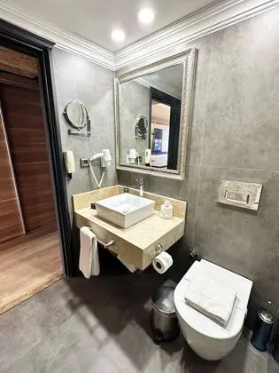 Standard Tek Büyük veya İki Ayrı Yataklı Oda, Kısmi Deniz Manzaralı