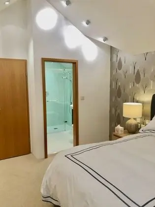 Design Tek Büyük Yataklı Oda, Banyolu/Duşlu