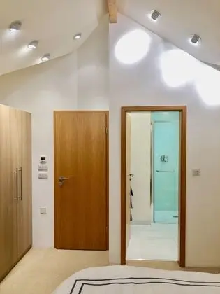 Design Tek Büyük Yataklı Oda, Banyolu/Duşlu