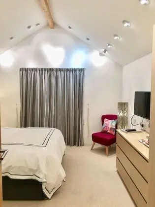 Design Tek Büyük Yataklı Oda, Banyolu/Duşlu