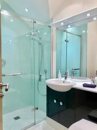 Design Tek Büyük Yataklı Oda, Banyolu/Duşlu
