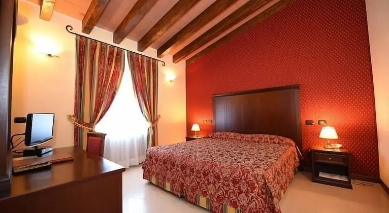 Standard Tek Büyük veya İki Ayrı Yataklı Oda