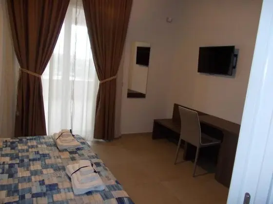 Standard Tek Büyük veya İki Ayrı Yataklı Oda, Balkon, Havuz Manzaralı