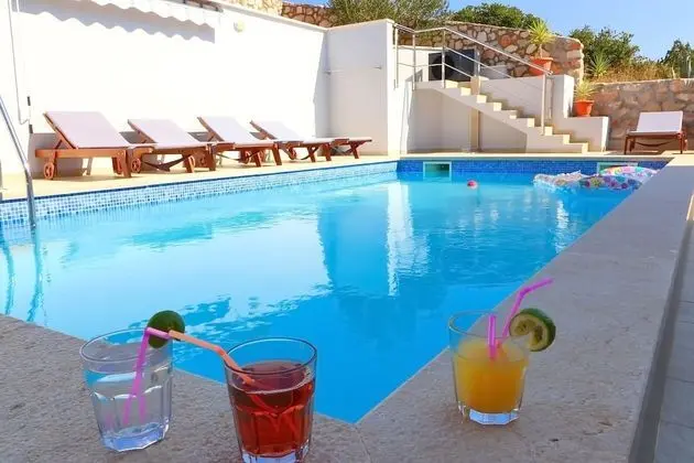 Villa (Five Bedroom Villa with Pool and Sea )