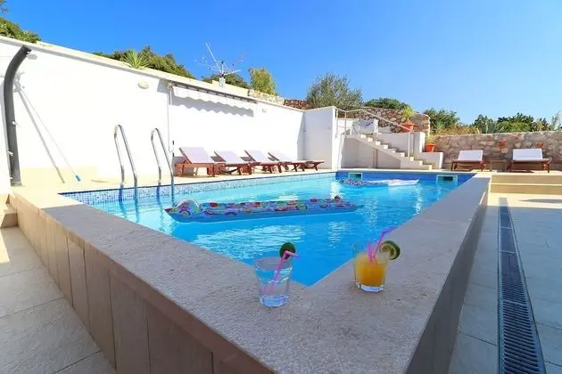 Villa (Five Bedroom Villa with Pool and Sea )