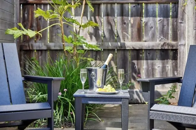 Coutyard King + Outdoor Tub