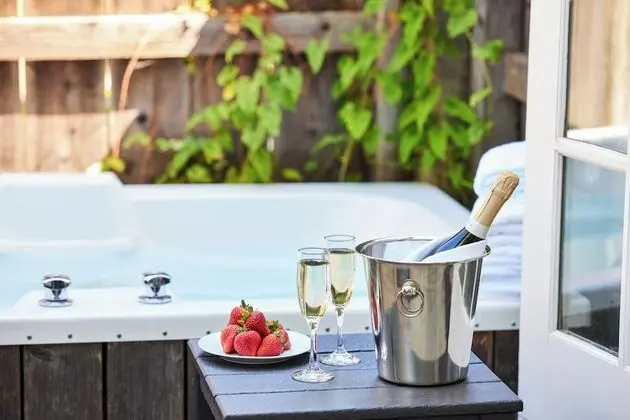 Coutyard King + Outdoor Tub