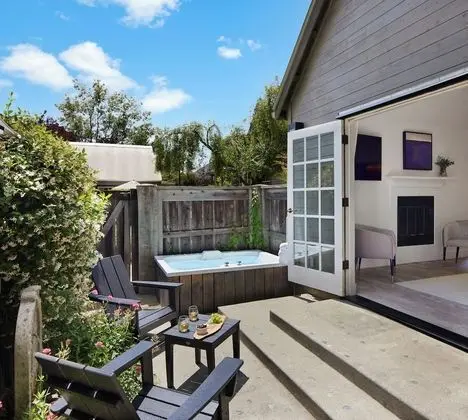 Coutyard King + Outdoor Tub