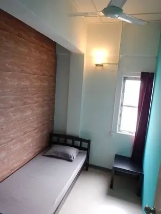 Tek Kişilik Oda, Ortak Banyo (With Fan)