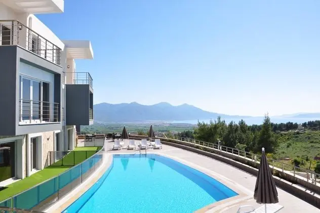 Daire-İki Yatak Odalı, Deniz ve Dağ Manzaralı, Ortak Havuzlu