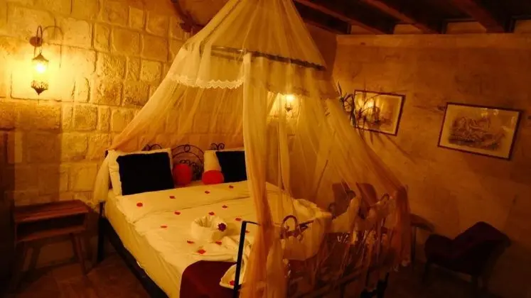 Jakuzili ve Şömineli Suite Oda, Bahçe Manzaralı, Şömineli ve Jakuzili