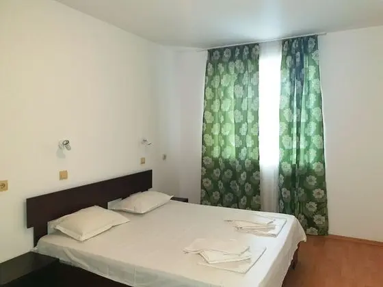 Standard Apart Daire, 2 Yatak Odası, Küçük Mutfak, Havuz Kenarı