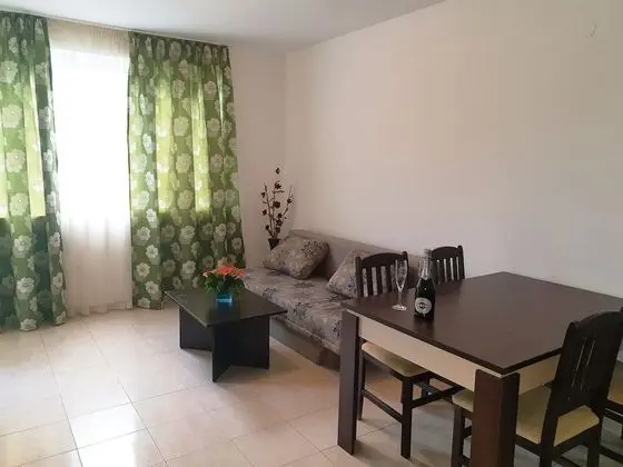 Standard Apart Daire, 2 Yatak Odası, Küçük Mutfak, Havuz Kenarı