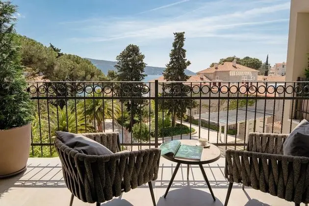 Studio park view with kitchen in Residential Building