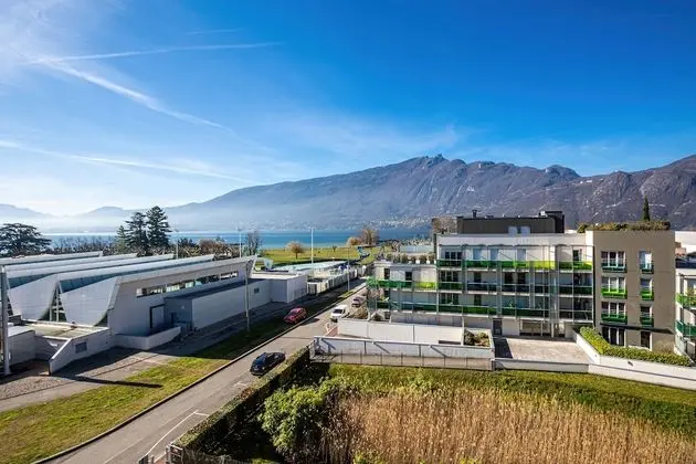 Stüdyo, Göl Manzaralı