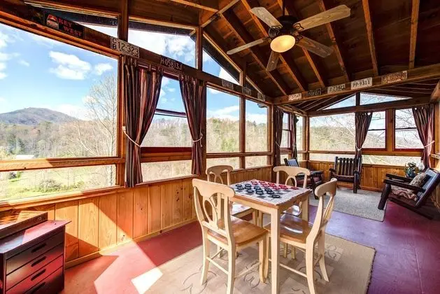 Kulübe (Lazy Cub Lodge)
