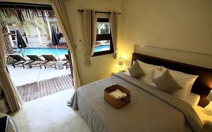Bungalov, Havuz Manzaralı