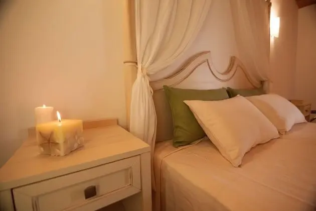 Tek Büyük veya İki Ayrı Yataklı Oda, Veranda, Havuz Manzaralı