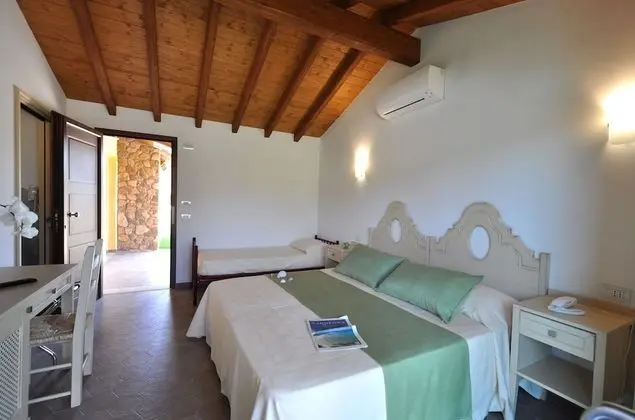 Tek Büyük veya İki Ayrı Yataklı Oda, Veranda, Havuz Manzaralı