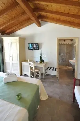 Tek Büyük veya İki Ayrı Yataklı Oda, Veranda, Havuz Manzaralı