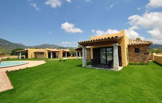 Tek Büyük veya İki Ayrı Yataklı Oda, Veranda, Havuz Manzaralı