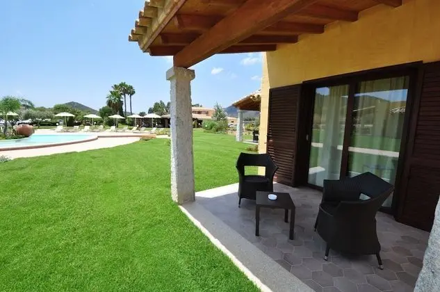 Tek Büyük veya İki Ayrı Yataklı Oda, Veranda, Havuz Manzaralı