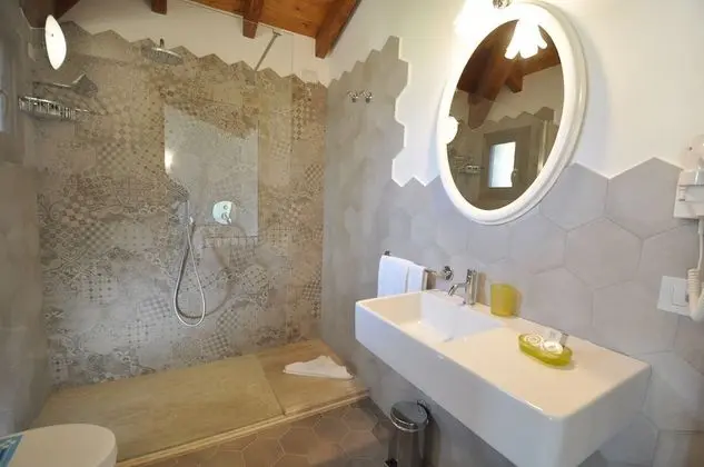 Tek Büyük veya İki Ayrı Yataklı Oda, Veranda, Havuz Manzaralı