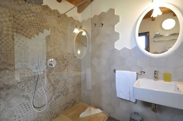 Tek Büyük veya İki Ayrı Yataklı Oda, Veranda, Havuz Manzaralı