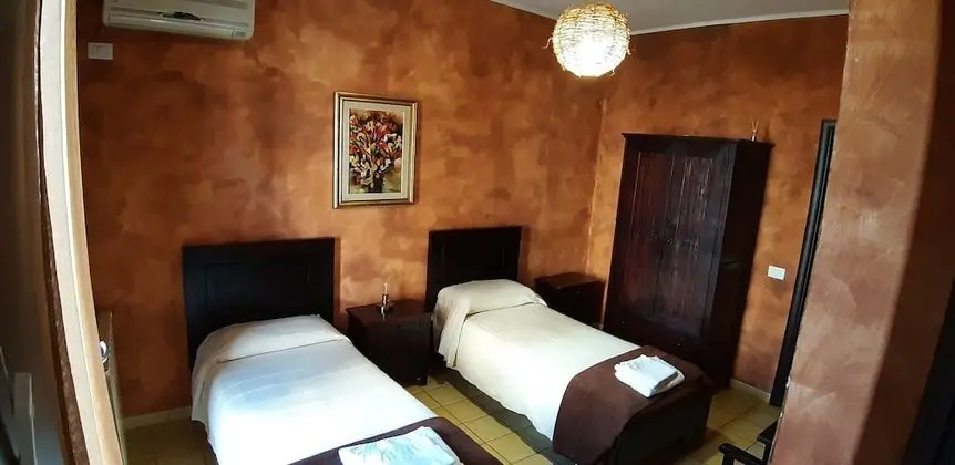 Tek Büyük veya İki Ayrı Yataklı Oda, Balkon (Marrone)