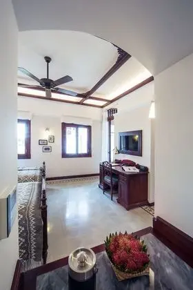 Tek Büyük Yataklı Oda, Balkon, Bahçe Manzaralı (Mouhot)