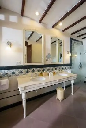 Tek Büyük Yataklı Oda, Balkon, Bahçe Manzaralı (Mouhot)