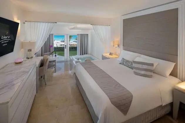 Royal Deluxe Walk Out Suite