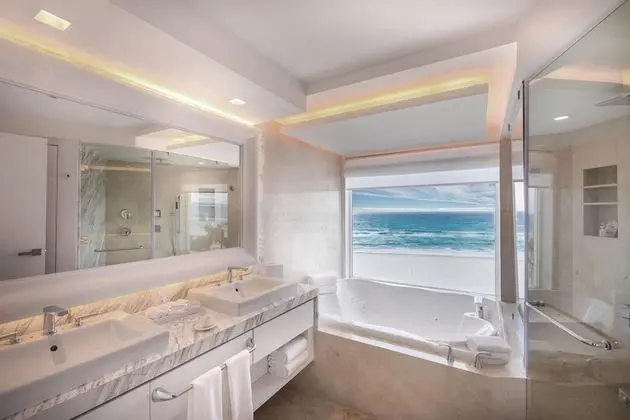 Royale Governor Suite Ocean Front - King Size Bed