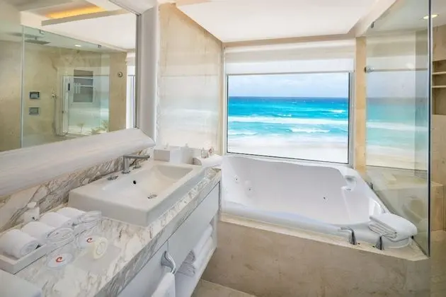 Royale Governor Suite Ocean Front - King Size Bed