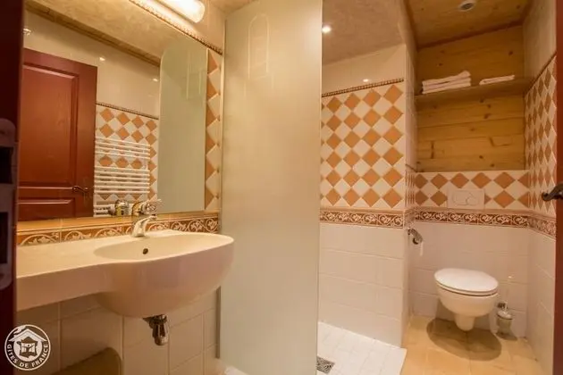 Club Süit, Banyolu/Duşlu (2 - Eté)