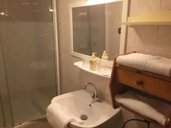 Basic Üç Kişilik Oda, Buzdolabı ve Mikrodalga