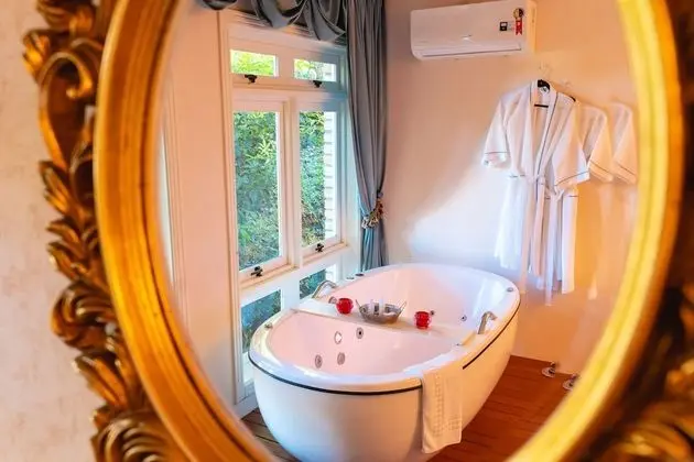 Deluxe Tek Büyük Yataklı Oda, Jakuzi (Lyon)