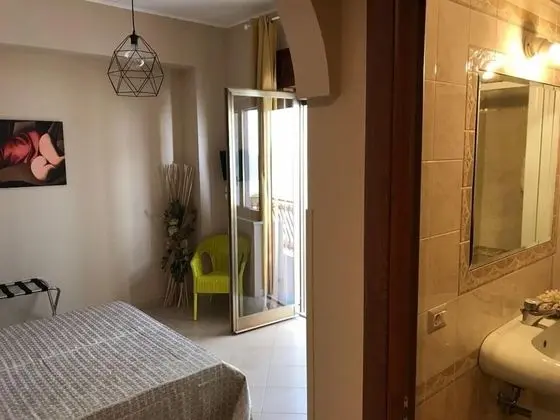 Deluxe Tek Büyük veya İki Ayrı Yataklı Oda, Kısmi Deniz Manzaralı