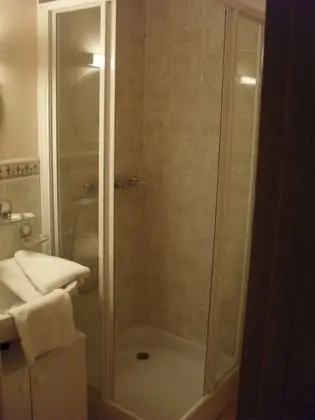 Dört Kişilik Oda, Ortak Banyo (Chambre 9)