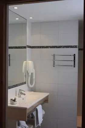 Comfort Tek Büyük Yataklı Oda (Bathtub or shower)