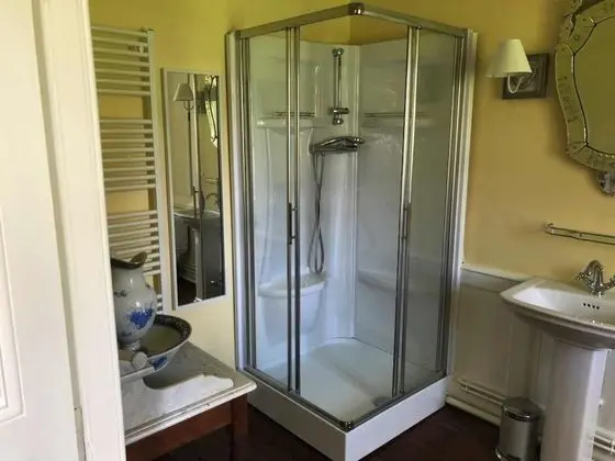 Tek Büyük Yataklı Oda (Riviere-Chantegrue)