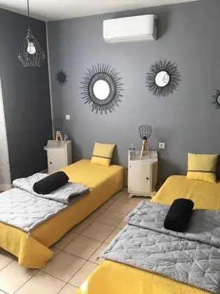 Dört Kişilik Oda, 2 Yatak Odası (private external bathroom)