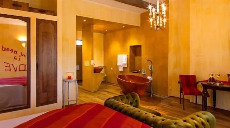 Luxury Tek Büyük Yataklı Oda (Love)